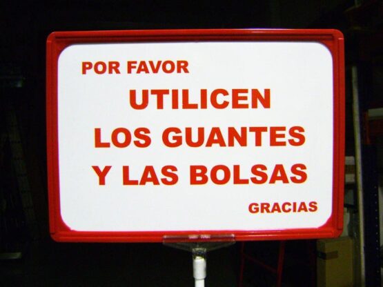 cartel utilicen los guantes y las bolsas