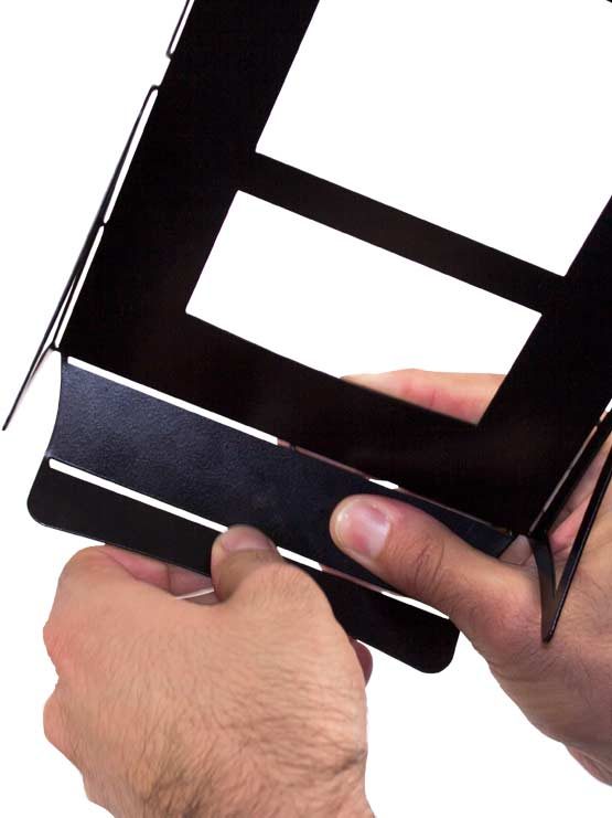 Porta folletos metálico desmontable montaje 4